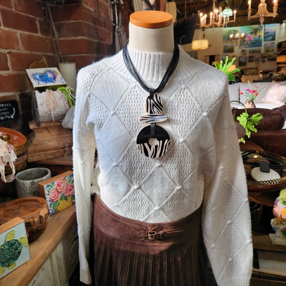 Reversible Black and White Statement Necklace - Picture 14 of 16